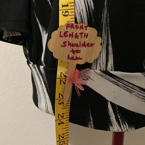 I.N. STUDIO Petite Size XL black & white 3/4 sleeves blouse. Made in USA. - Picture 3 of 9